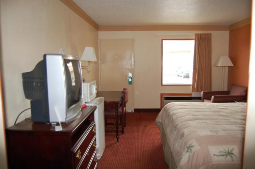 Executive Inn and Suites Springdale - photo 47