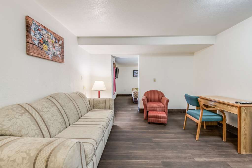 Econo Lodge Truman Inn - photo 18