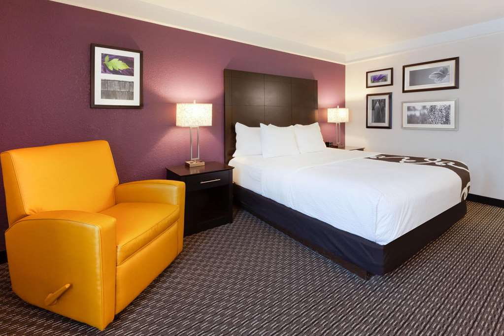 La Quinta Inn & Suites by Wyndham Detroit Utica - photo 19