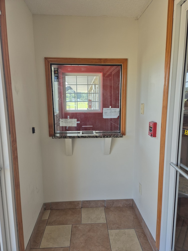 General Bragg Inn & Suites By OYO Chickamauga - photo 2