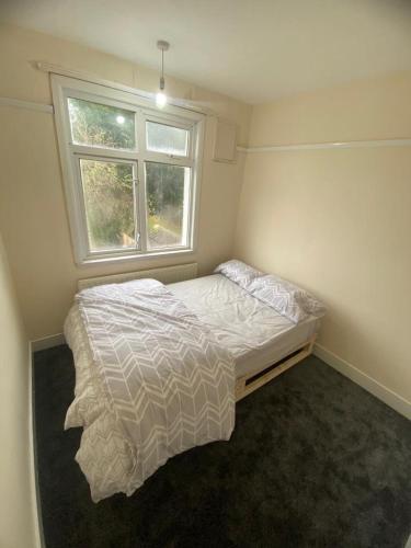 Best room Near London luton Airport and close to Restaurants shops and Dunstable hospital in Luton, United Kingdom