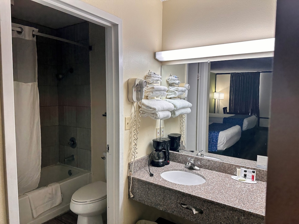 Travelodge by Wyndham Clarksville - photo 11
