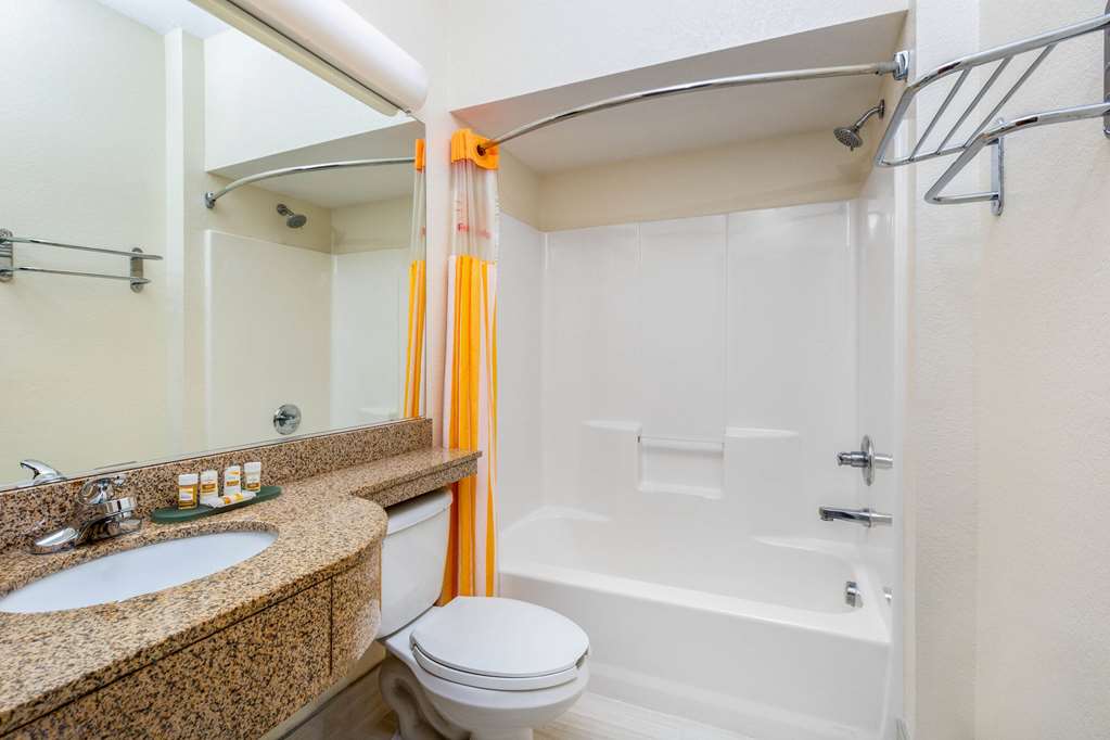 La Quinta Inn & Suites by Wyndham Tulare - photo 27