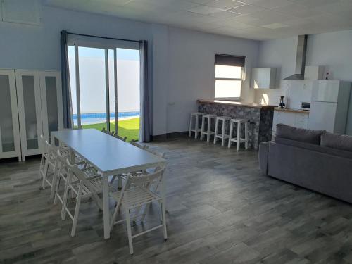 Marina 21 - carbon neutral hotel in Montellano