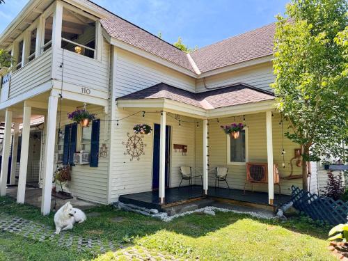 2BR Pet Friendly Gem with Garden in Burlington, United States