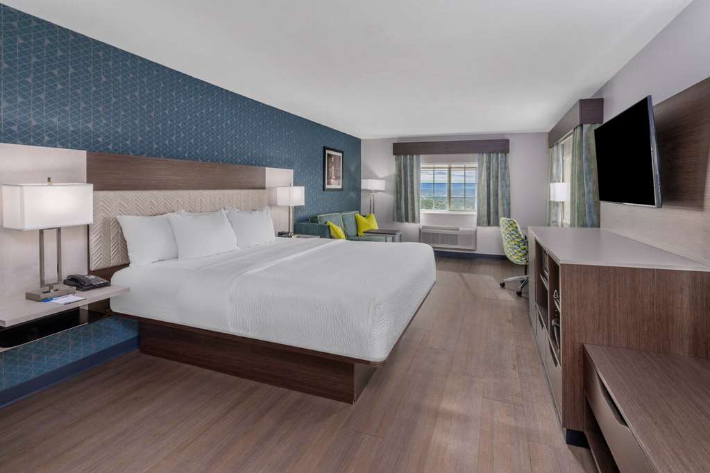 La Quinta Inn & Suites by Wyndham Santa Rosa - photo 10