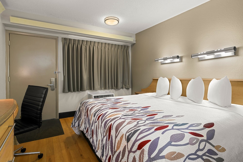 Red Roof Inn Salem - photo 18