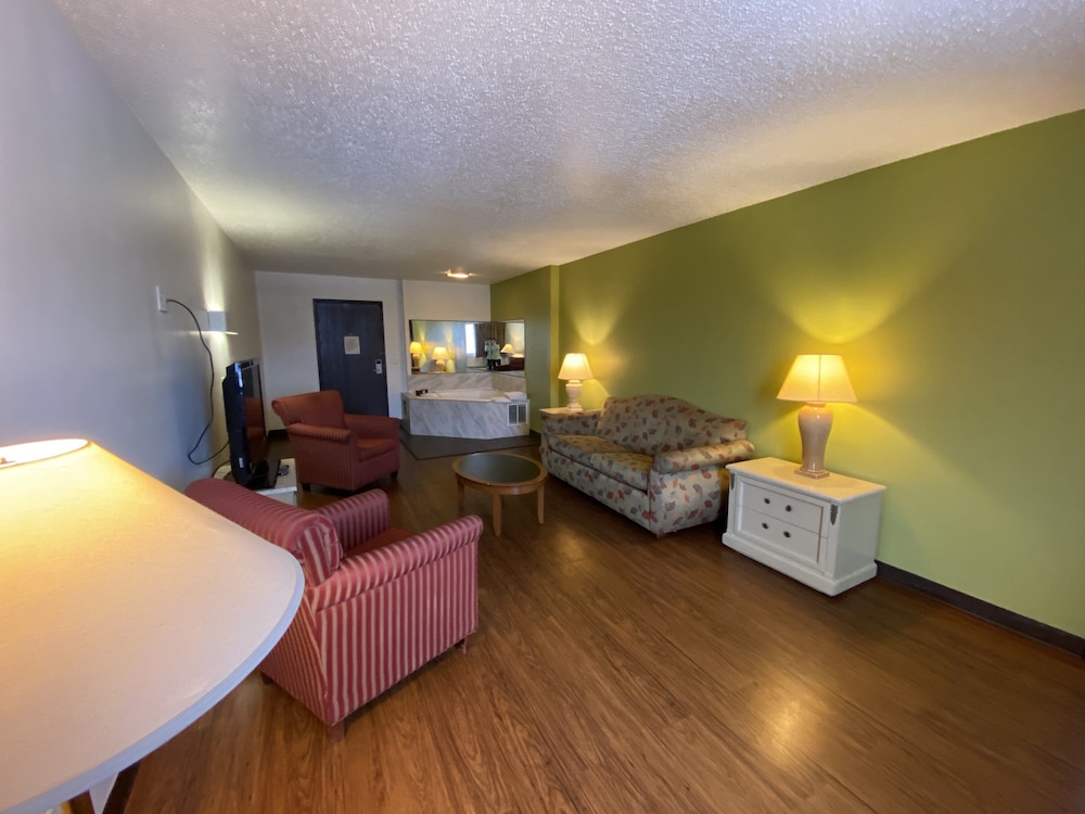 SkyLight Inn Cleveland Willoughby - photo 21
