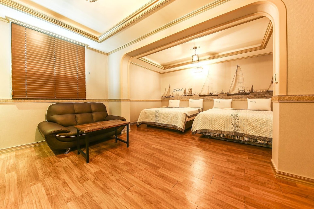 Q Hotel — hotel in Hwaseong-Si