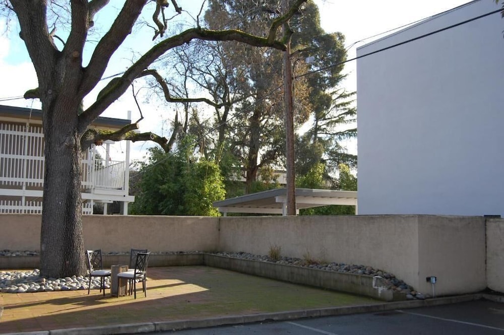 Pleasant Hill Inn - photo 20