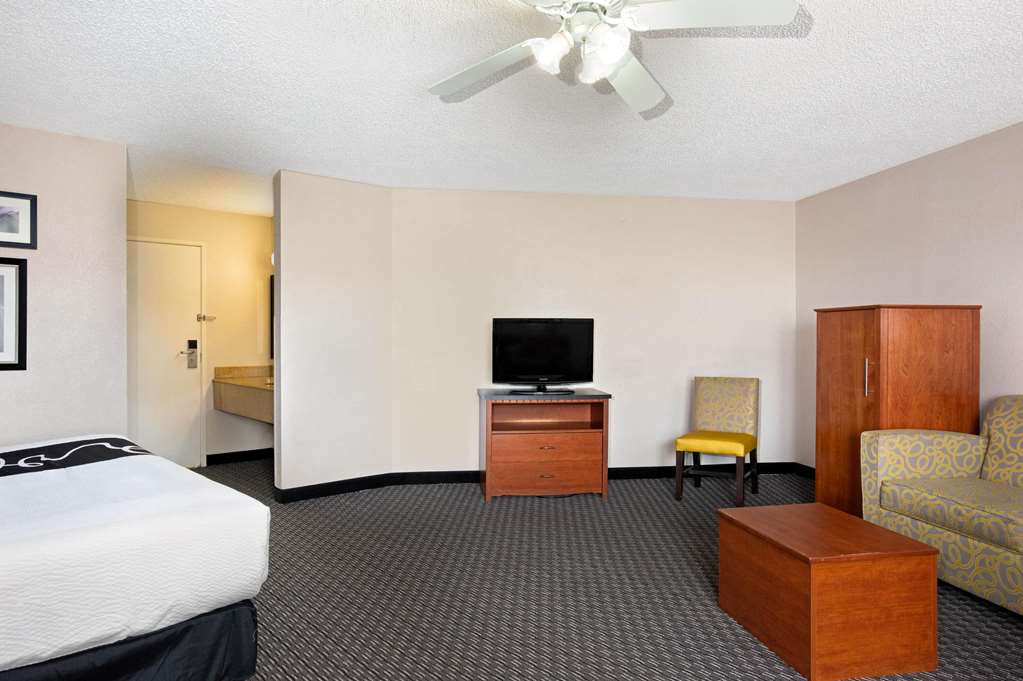 La Quinta Inn & Suites by Wyndham Miami Airport East - photo 51
