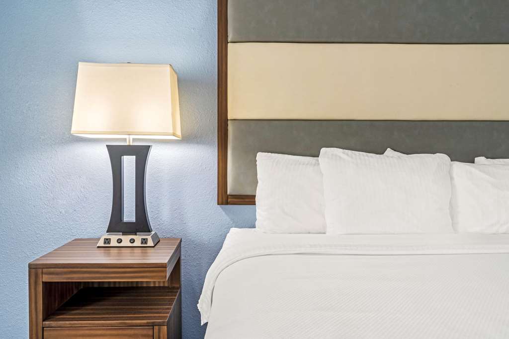 La Quinta Inn & Suites by Wyndham Guthrie - photo 11