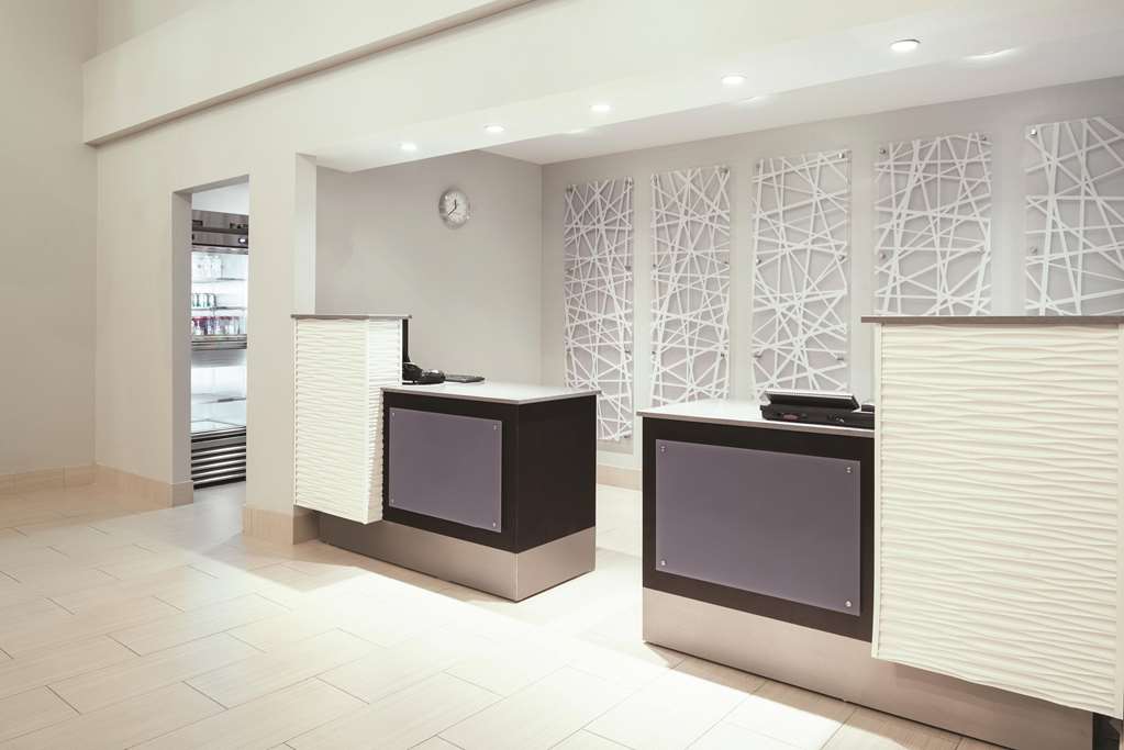 La Quinta Inn & Suites by Wyndham Fairfield Napa Valley - photo 6