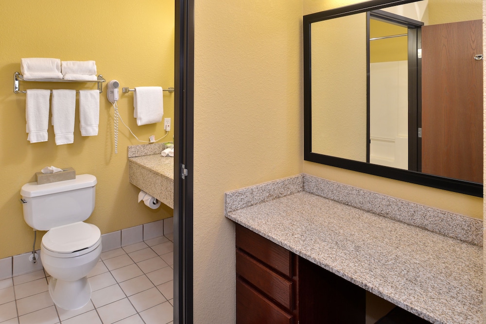 Holiday Inn Express and Suites Stevens Point by IHG - photo 16