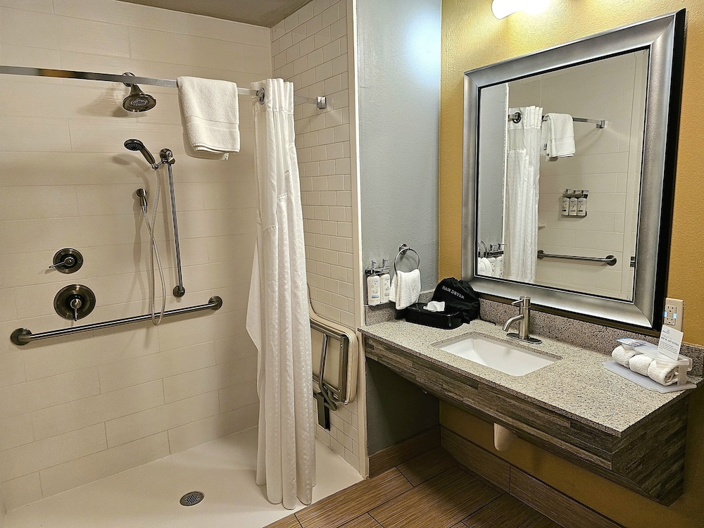 Holiday Inn Express & Suites Perry National Fairground Area #34 by IHG - photo 49