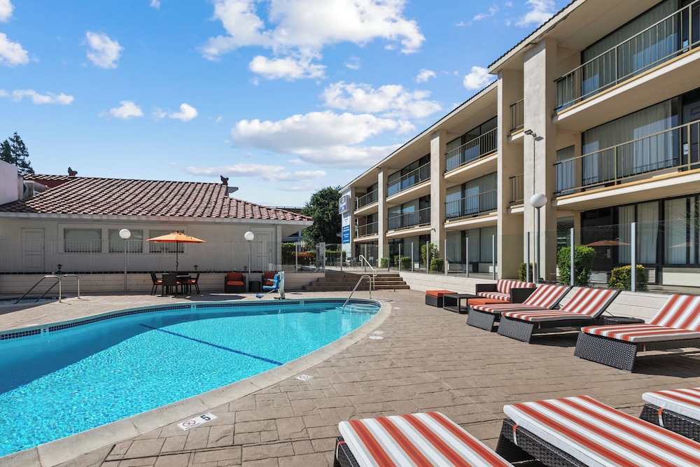 Vagabond Inn Executive Old Town - photo 49