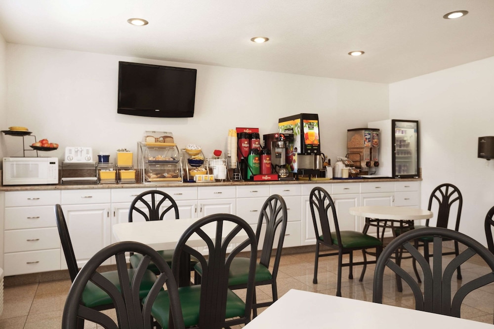 Days Inn by Wyndham Oceanside - photo 28