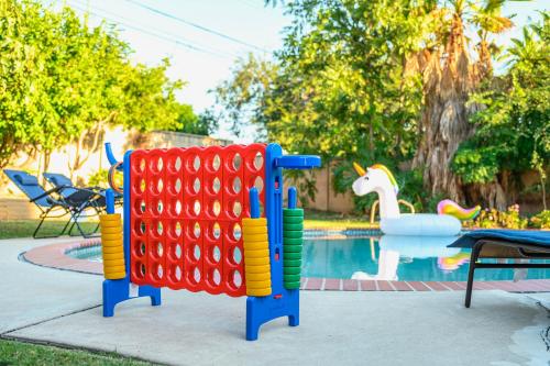 Vacation 4br Oasis Near Disney Pool And Arcade — hotel in Fullerton