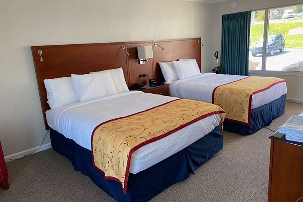 Days Inn & Suites by Wyndham St. Ignace Lakefront - photo 25