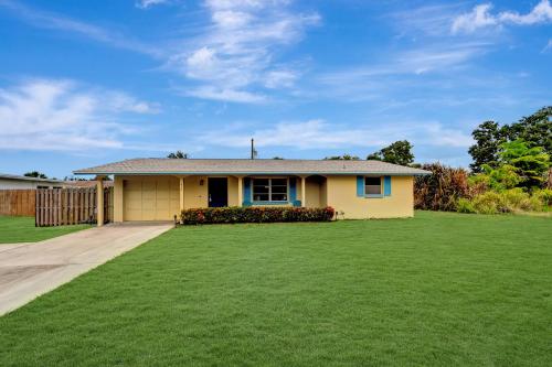 Southland Breezy Dreams 10 Minutes to beach in Venice, United States