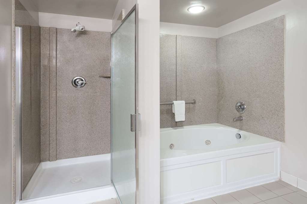 Wingate by Wyndham Chesapeake - photo 12
