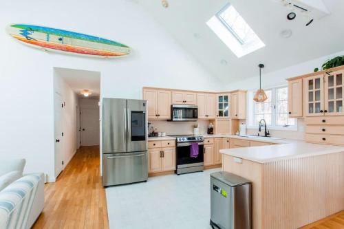 Stay On The Cape Vacation Rentals: Modern Family Retreat In Harwich — 4-Star Luxury Hotel in Harwich, United States