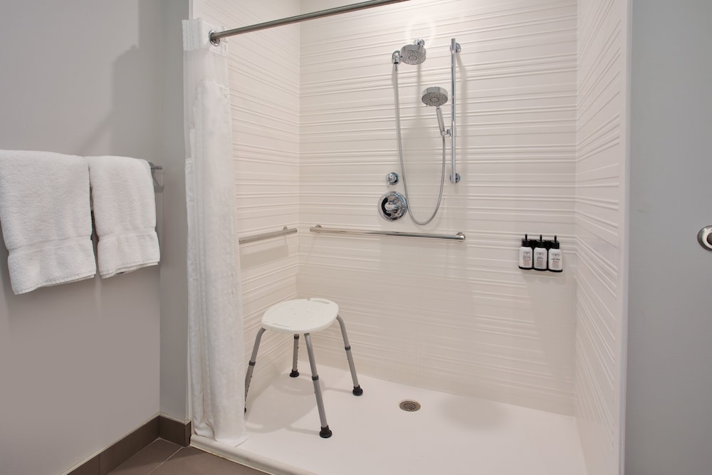 avid hotel Detroit Warren by IHG - photo 9