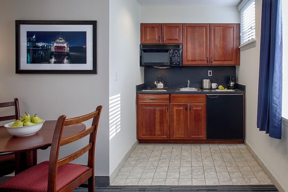 Federal City Inn and Suites - photo 12