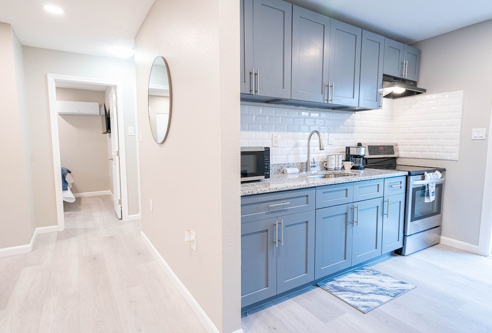 University Serenity Suites 14th - photo 21
