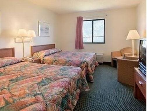 Centerstone Inn & Suites — hotel in Carlyle