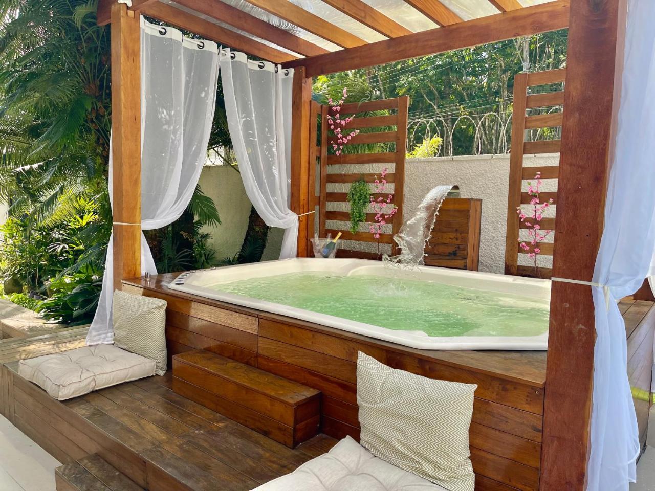 Vila Linda Com SPA E Piscina a 50 Metros Da Praia — 4-Star Luxury Hotel in Guaruja, Brasil