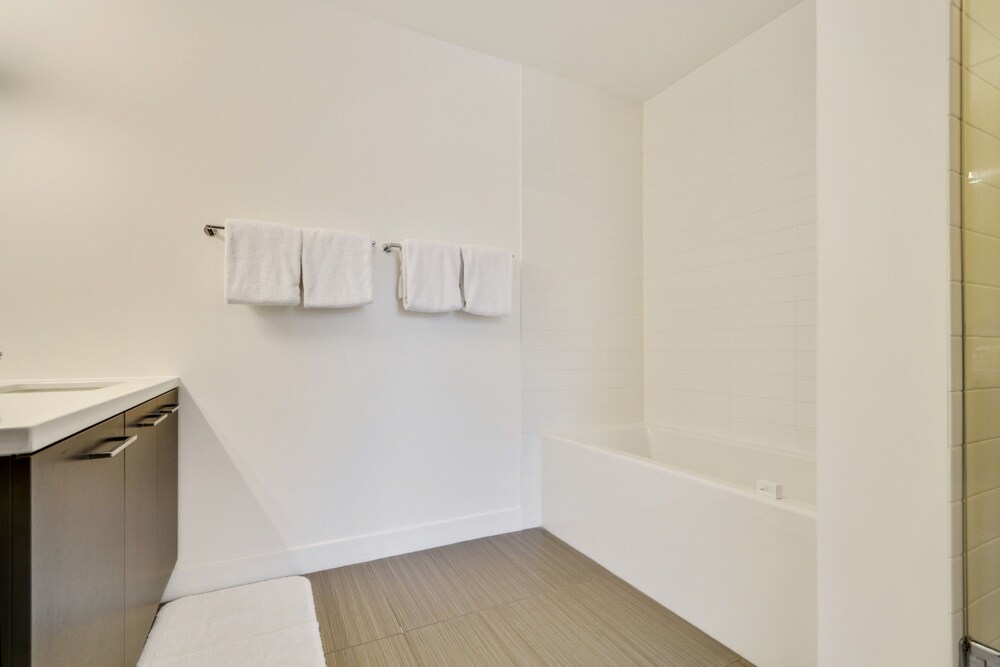Global Luxury Suites at Figueroa Street - photo 20