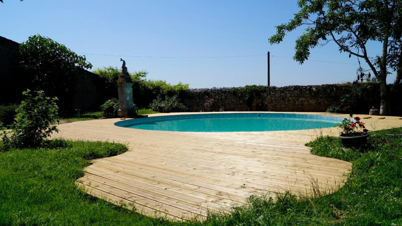 Maison de Maitre Avec Grand Parc Arbore Clos de Murs — 4-Star Luxury Hotel in Nerac, France