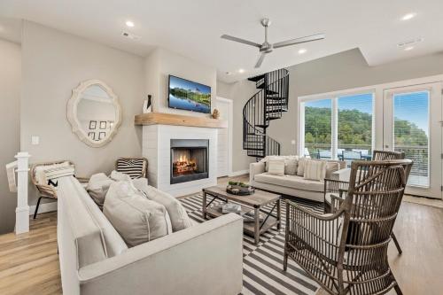 The Dogwood Hot Tub Lake Front Access in Springdale, United States