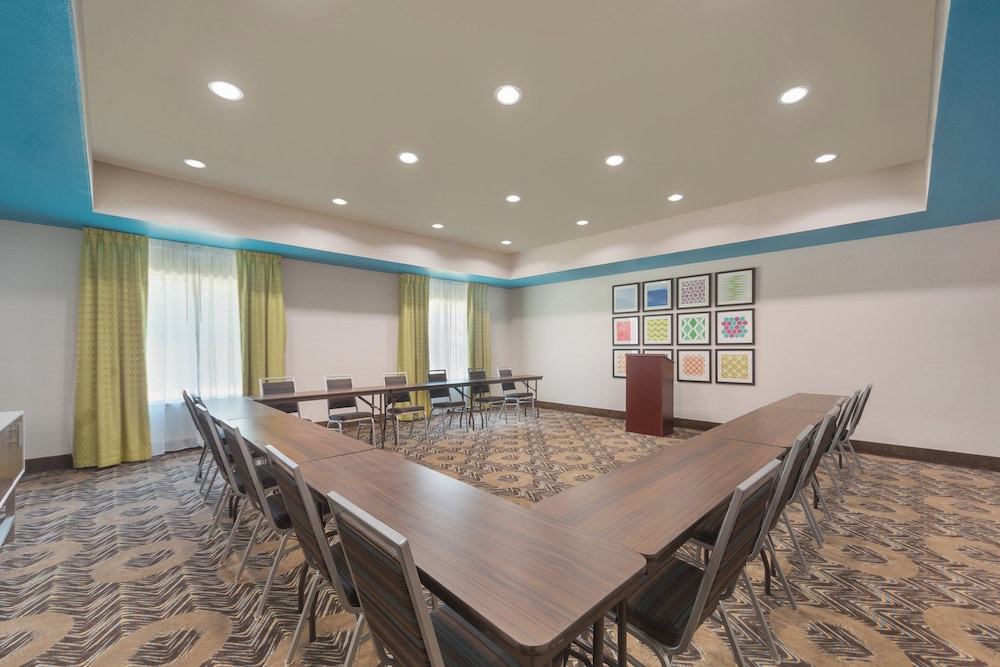 Holiday Inn Express & Suites Houston NW Tomball Area by IHG - photo 67