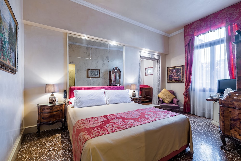 Palazzo Odoni — Venice — photo 4