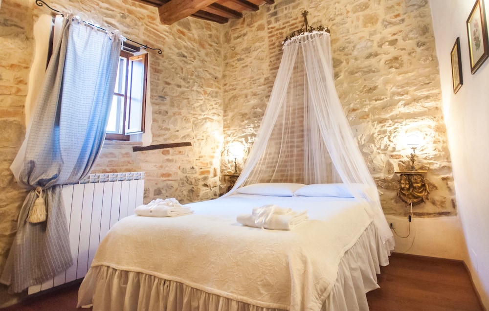 B&B Antica Gabella — 4-Star Luxury Hotel in Castiglione Del Lago, Italy