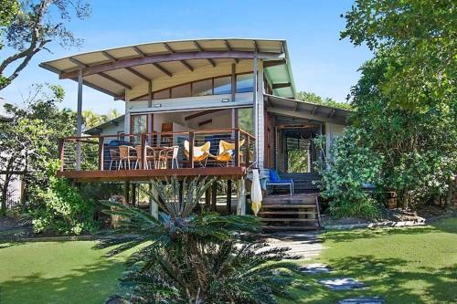 Fuller Holidays Tuckeroo Beach House Beachfront Suffolk Park — 4-Star Luxury Hotel in Suffolk Park, Australia