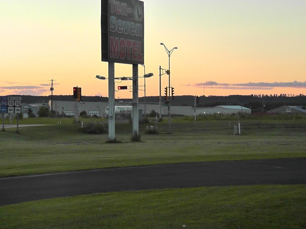 Ten Seven Inn - photo 9