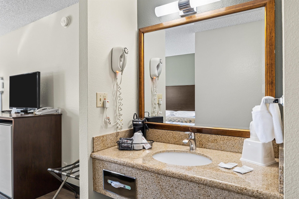 Bend Inn & Suites - photo 19