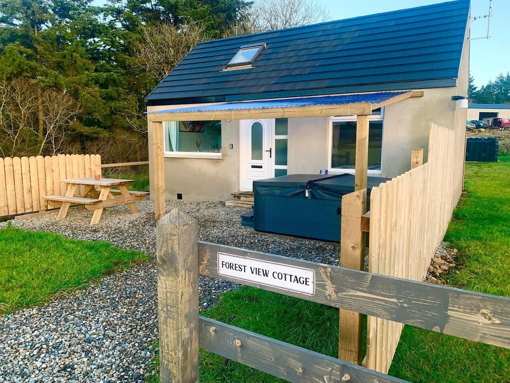 Forest View Cottage Private Hot Tub — 4-Star Luxury Hotel in Coleraine, United Kingdom