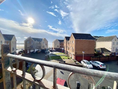 Sea Escape The Tardiis Beachfront location Aberavon beach Sea Views Driveway parking — hotel in Port Talbot