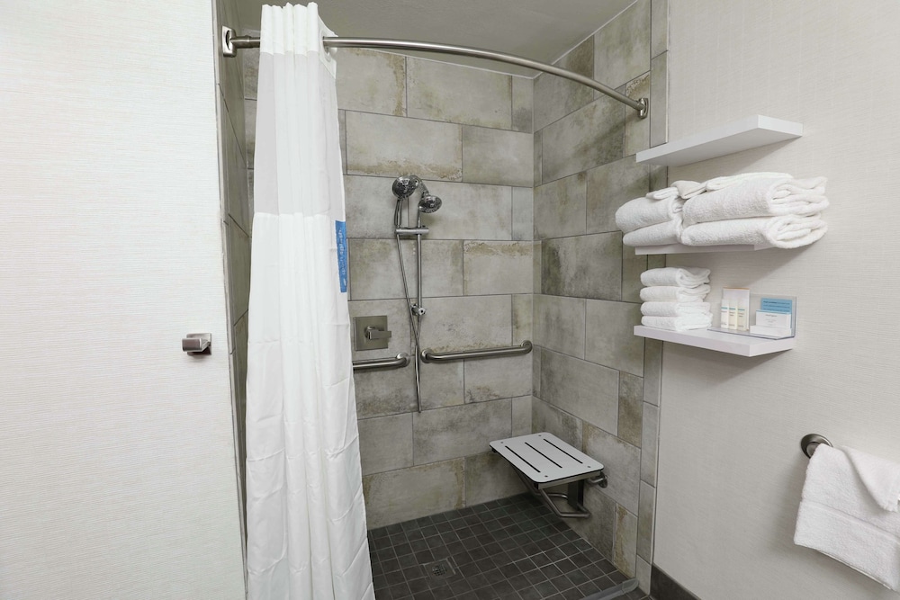 Hampton Inn Dyersburg - photo 15