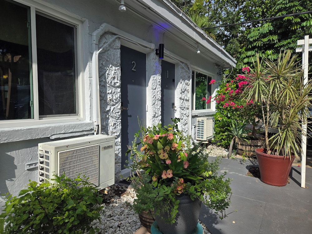 Barefoot Mailman Inn & Suites - photo 87