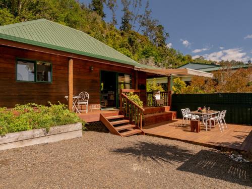 Cedar Cottage Tairua Holiday Home — 4-Star Luxury Hotel in Tairua, New Zealand