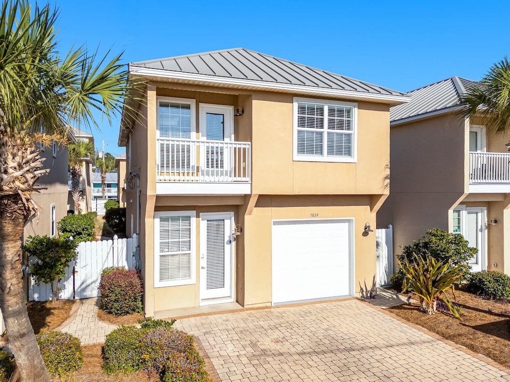 Palm Breeze Retreat Sleeps 10 - featured photo