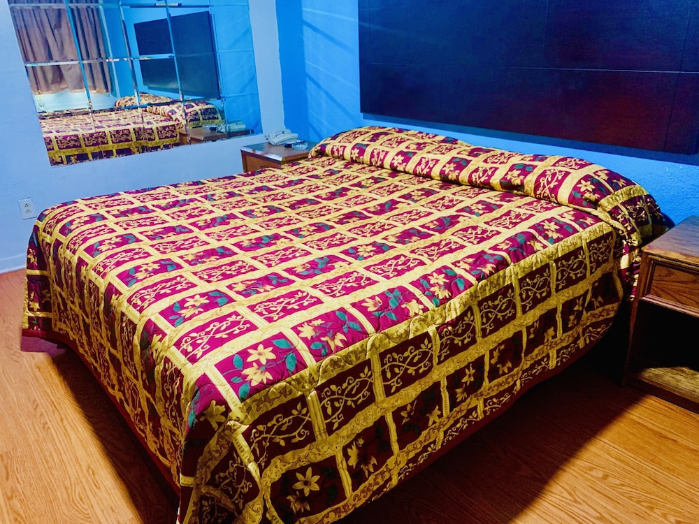 Embassy motel - photo 11