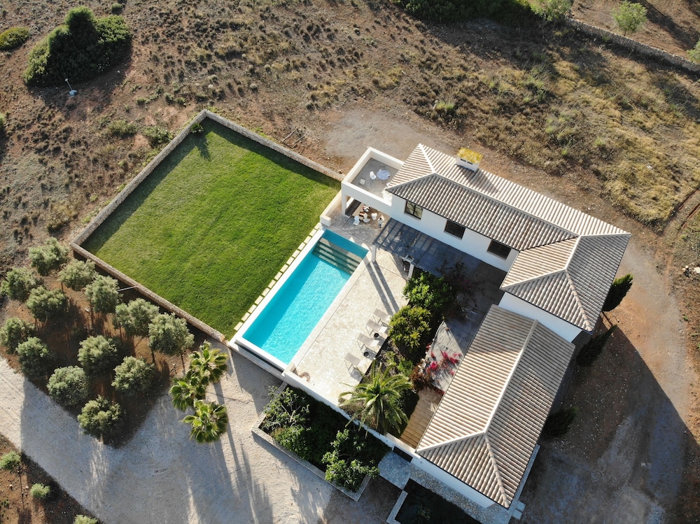Villa Salamandra — 4-Star Luxury Hotel in Santanyi, Spain