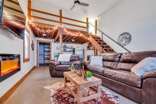 The Den at J Barn Secluded Retreat — 4-Star Luxury Hotel in Nashville, United States