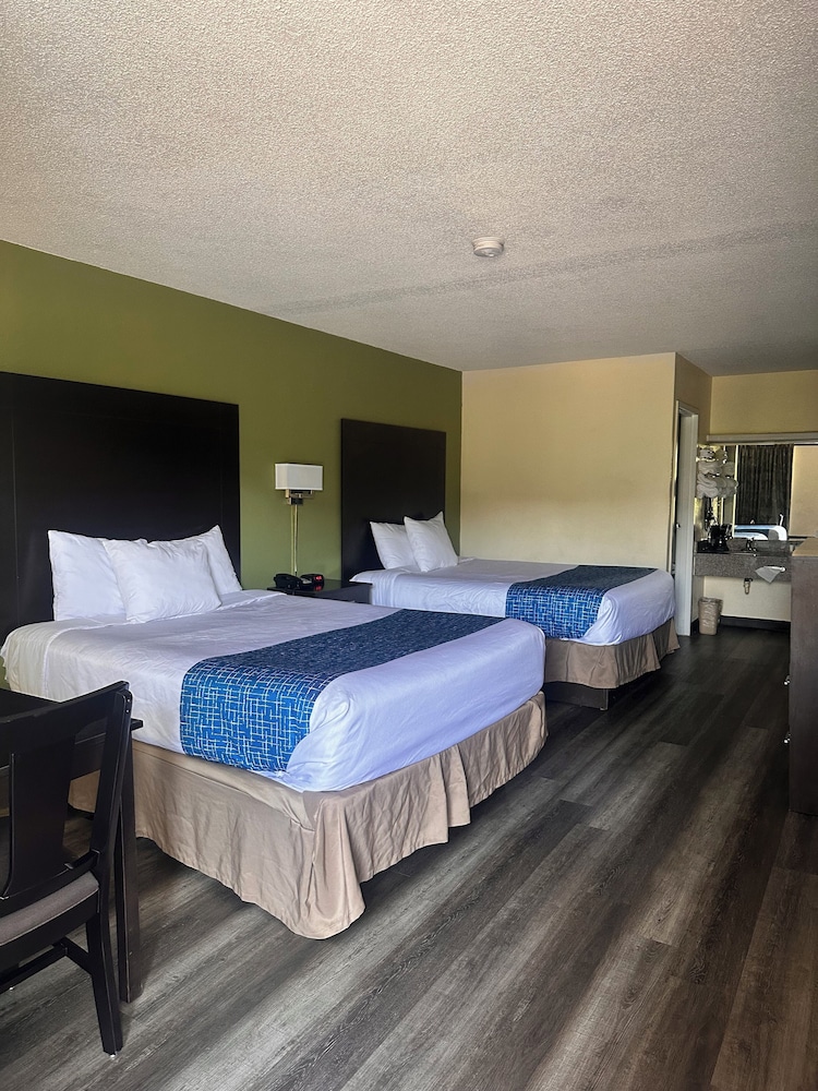 Travelodge by Wyndham Clarksville - photo 7